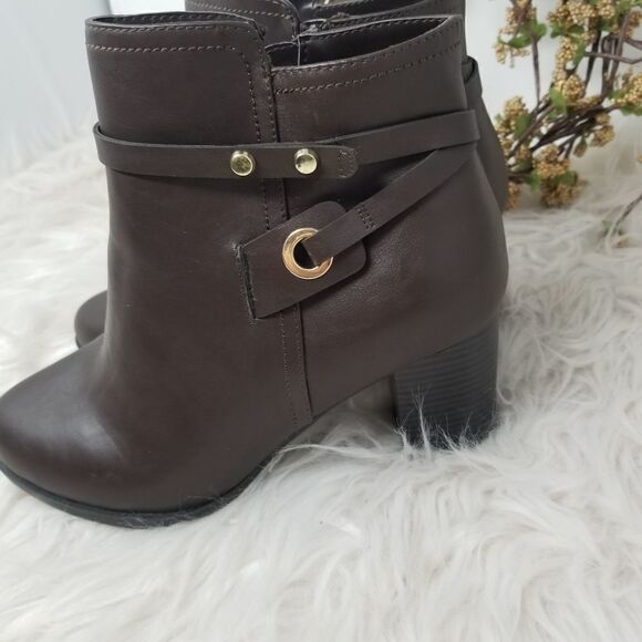 Brown Faux Leather LIZ CLAIBORNE ANKLE BOOTS. - Picture 2 of 16
